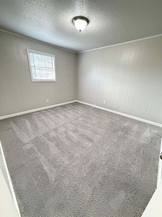 Building Photo - 3 Bedroom