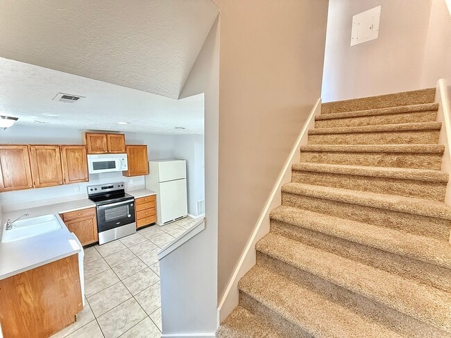 Building Photo - 3 Bedroom Townhome Available March 1