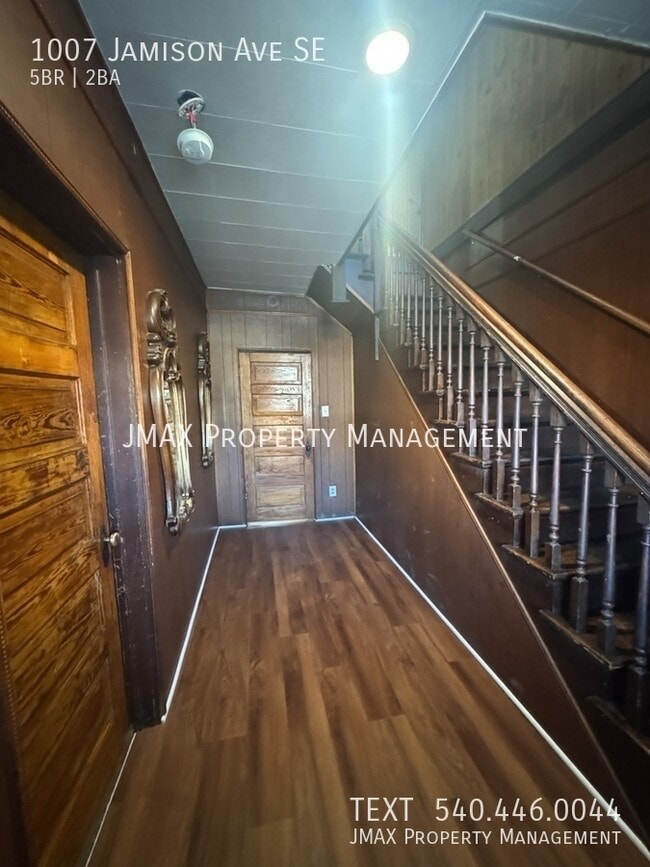 Building Photo - 1007 Jamison Ave SE