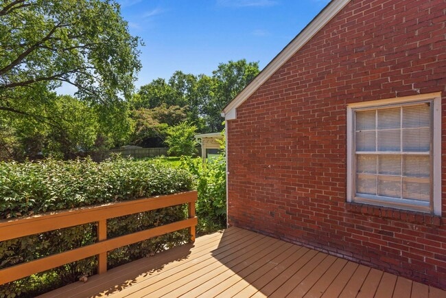 Building Photo - 1001 Horseshoe Dr