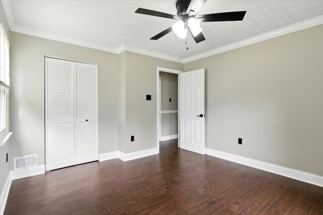 Building Photo - 643 University Dr