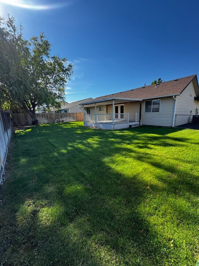 Building Photo - Fully Renovated Home in Crossroad Neighborhood!