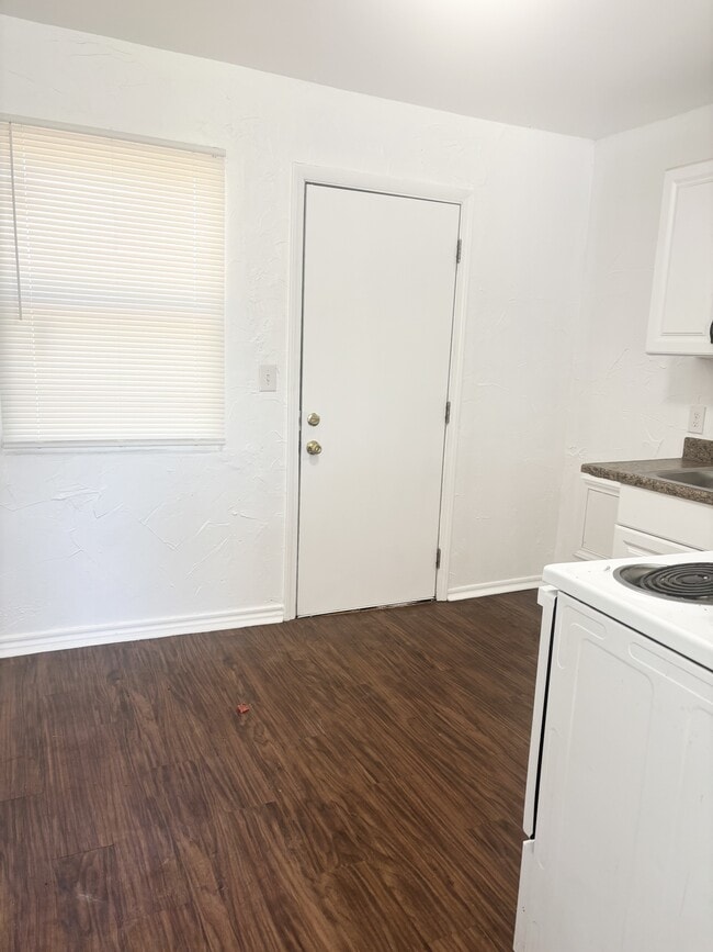 Building Photo - 3049 NE 15th St