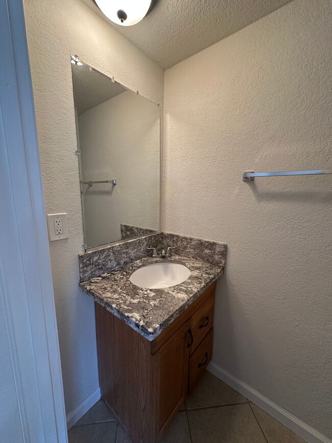 Building Photo - Updated 3 Bedroom 2 Bathroom Townhome with...