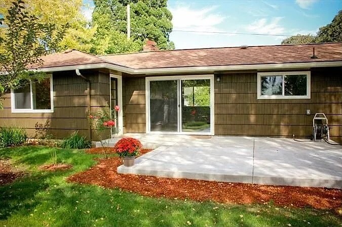 Building Photo - 868 Charles Ave S