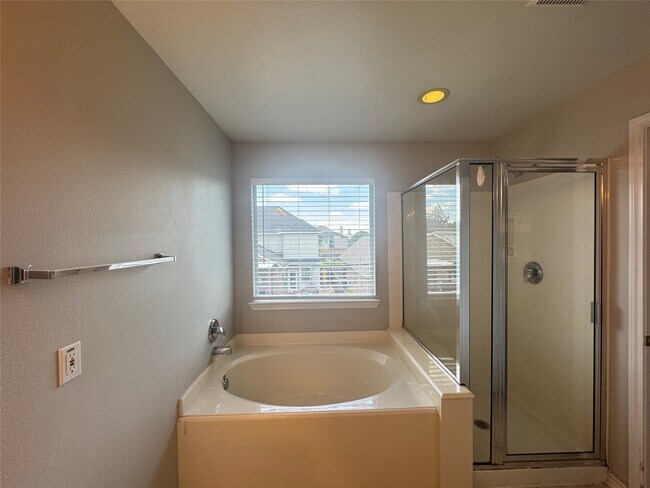 Building Photo - 5711 Vinemont Ln