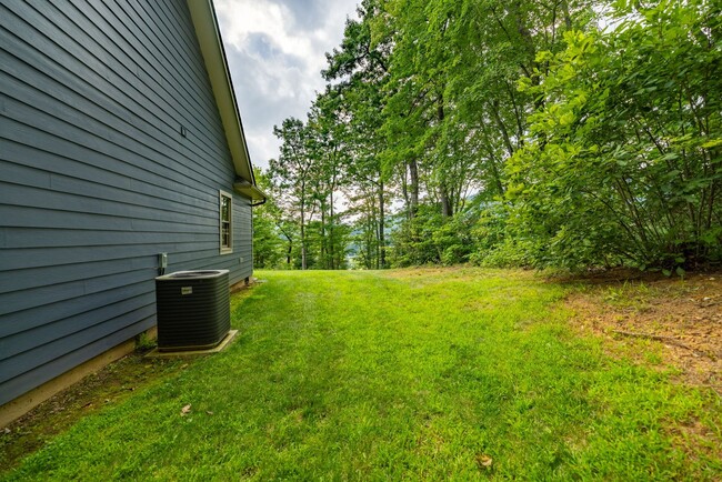 Building Photo - Spacious Single-Level Family Home