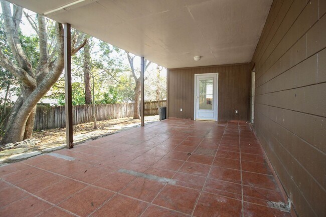 Building Photo - 13859 Glasser Ave