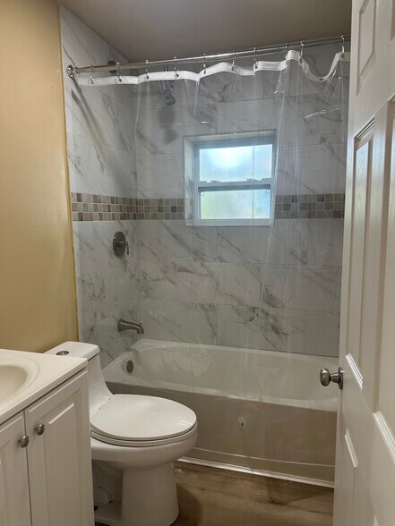 Building Photo - 124 S Oleander Ave