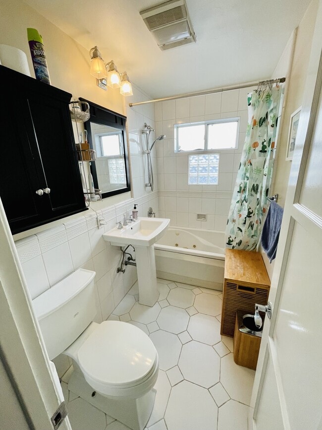Bath 2/Tub - 640 8th Plz