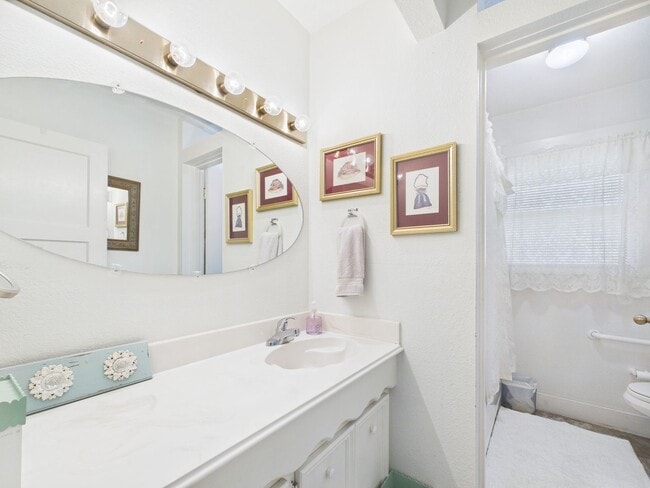 Building Photo - Quiet home in the central part of town