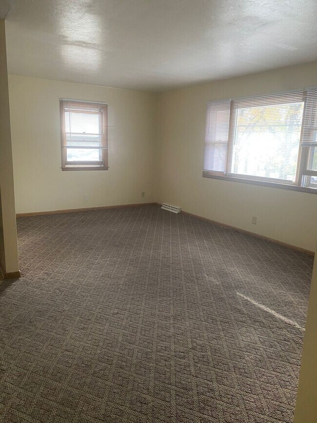 Building Photo - 730 E 12th St