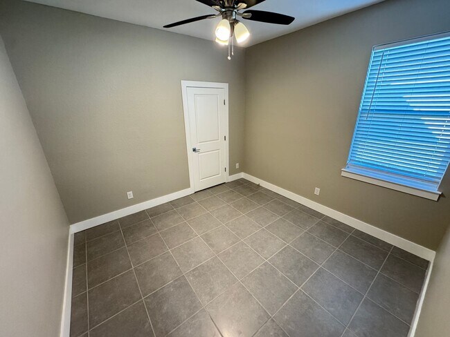 Building Photo - $500 OFF OF A MONTH OF RENT! Beautiful 4BD/2BA Home in Poinciana – No HOA Approval Needed! Pets W...