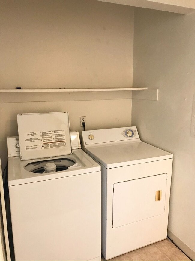 Building Photo - Convenient 2x1 with Parking- dog friendly!