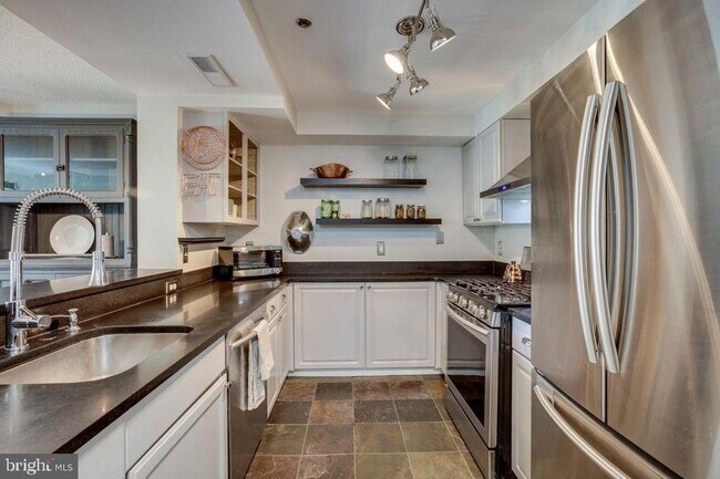 Building Photo - 1050 N Taylor St