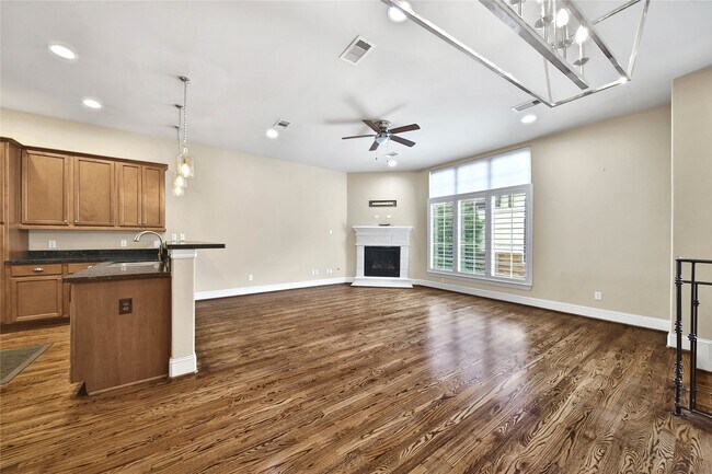 Building Photo - 902 W 23rd St