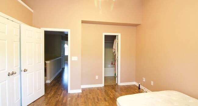 Building Photo - Gorgeous 2br/2.5ba Two-Floor Townhouse in ...