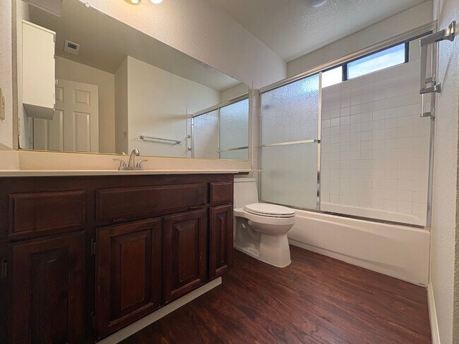 Building Photo - Spacious 4 Bedroom Home in Quiet Galt Neighborhood