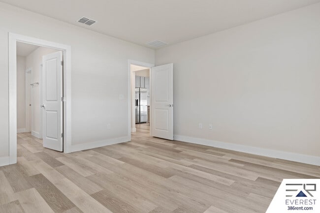 Building Photo - 71 Point of Woods Dr