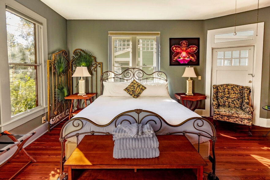 Building Photo - 205 SE 7th St