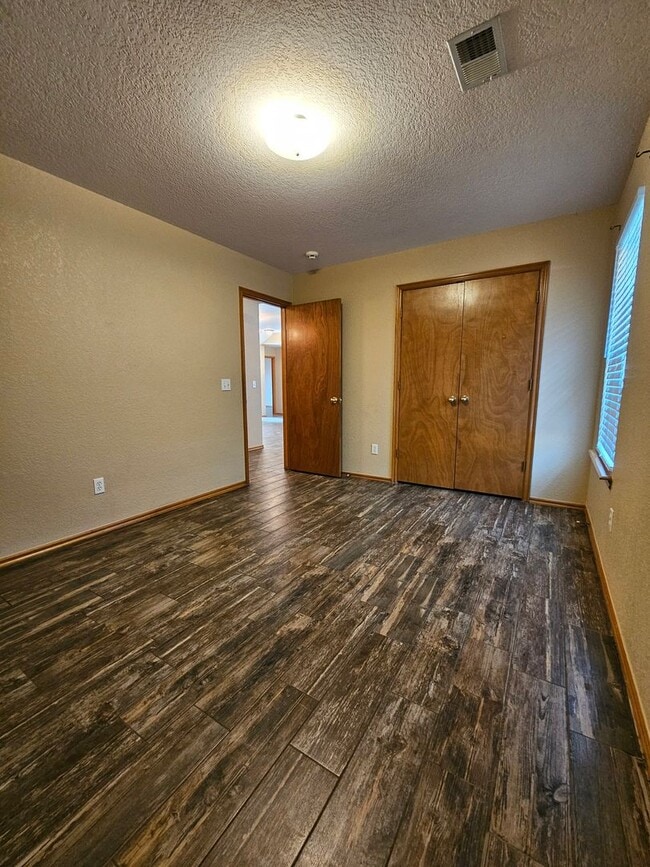 Building Photo - (3) Bed/(2) Bath in Tecumseh Ridge Addition Avail NOW! Pets Negotiable.