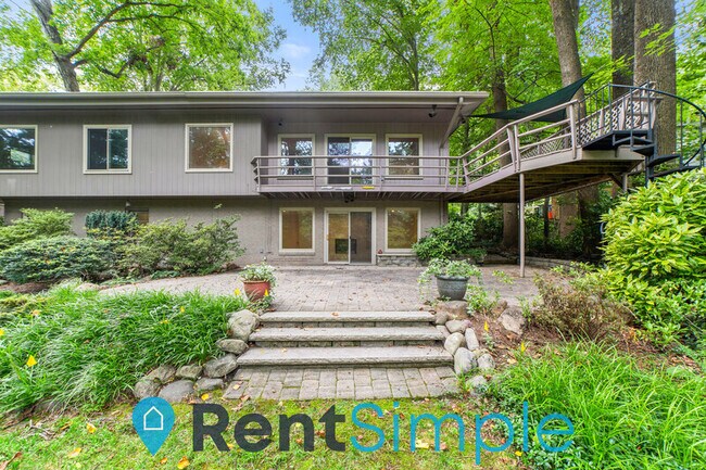 Building Photo - 6502 Lakeview Dr