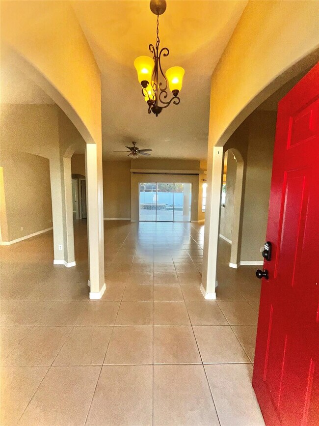 Building Photo - 602 SW McCall Rd