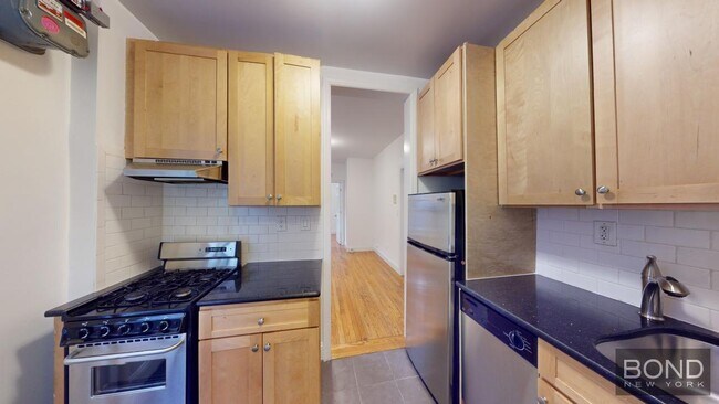 Building Photo - 425 E 65th St