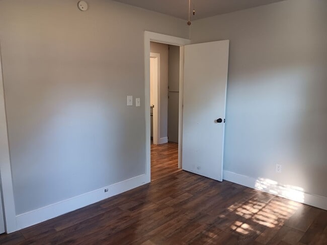 Building Photo - Remodeled & Cozy