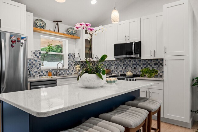 Building Photo - Coastal 3-Bedroom Home Just 5 Blocks from Madeira Beach!