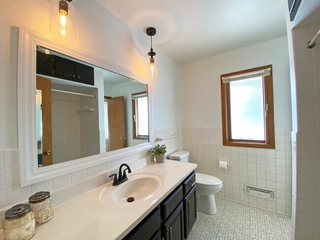 Building Photo - 722 Silver Lake Road NW