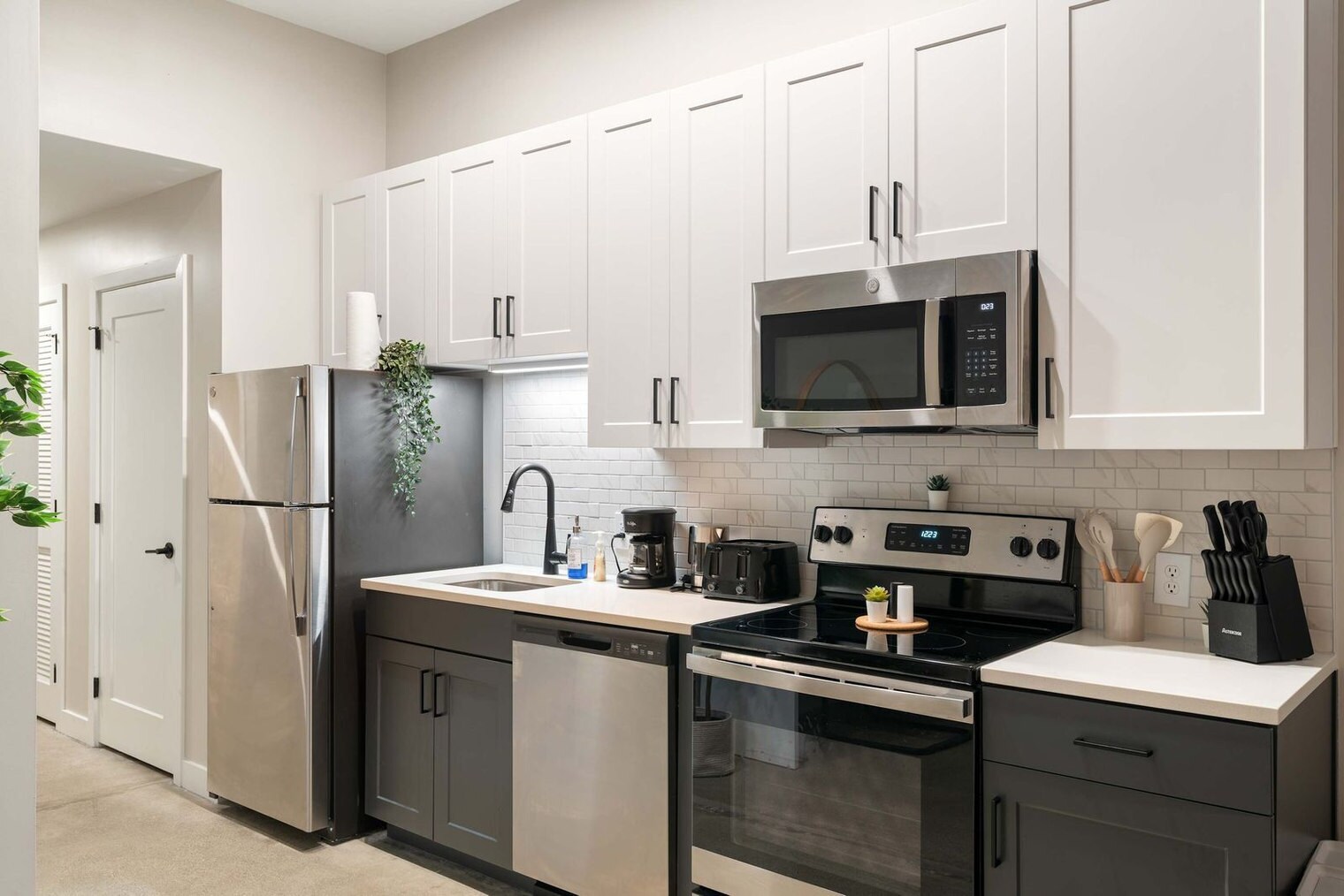 Building Photo - 205 W 4th St