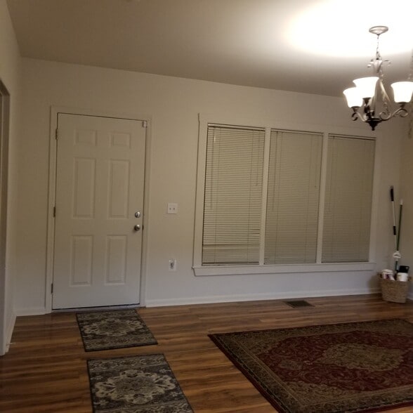 Building Photo - 332 Dennis Ave