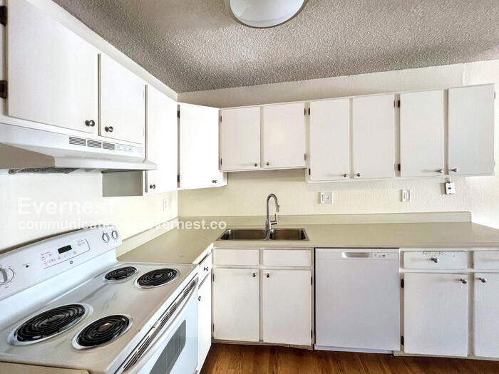 Building Photo - 1701 Cato Cir