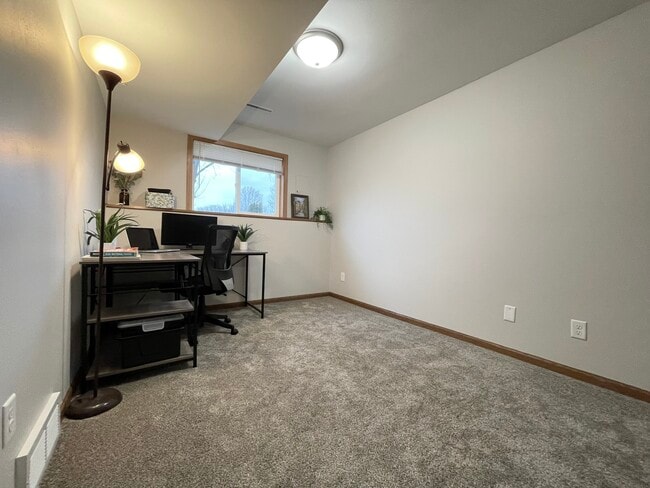 Building Photo - 3018 Maple Valley Dr