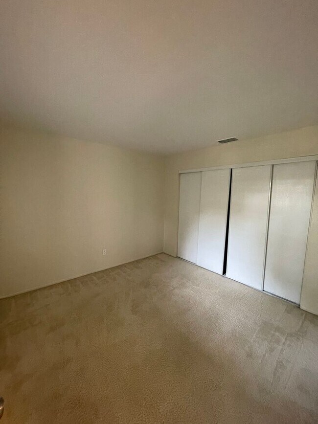 Building Photo - DOWNSTAIRS CONDO IN GATED COMMUNITY