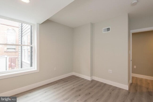 Building Photo - 1133 E Columbia Ave