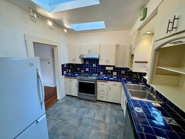 Building Photo - Beautiful 4 Bedroom, 2 Bath with Bonus Room in the Whiteaker Neighborhood!