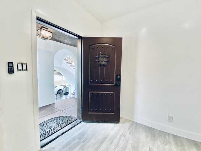 Building Photo - 627 Brittania St