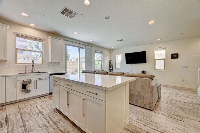 Building Photo - Stunning Southern Highlands three bedroom!