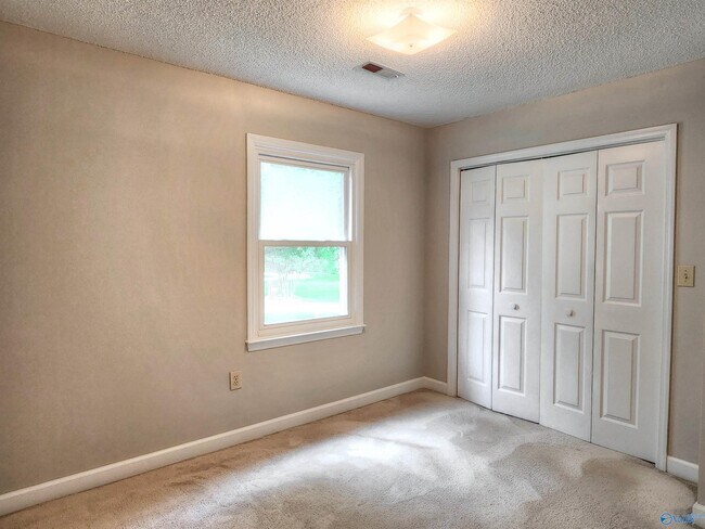 Building Photo - 120 Silver Creek Cir