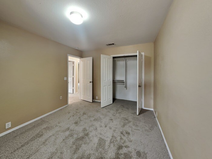 Building Photo - 152 E Kirnwood Dr