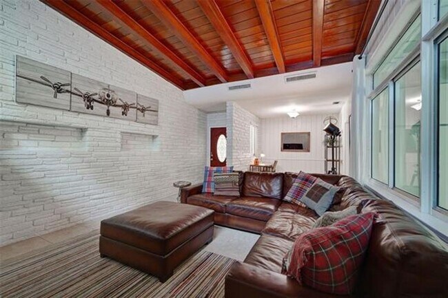 Building Photo - 60 SW 18th Terrace