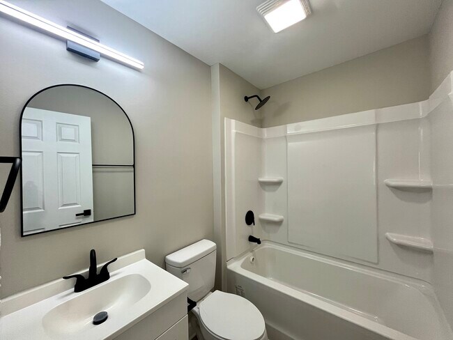 Building Photo - 812 Evening Shade Ln