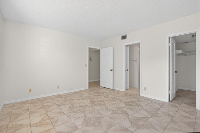 Building Photo - 300 N Hwy A1A