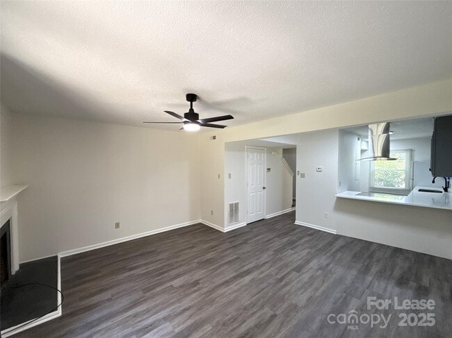 Building Photo - 1724 Village Lake Dr