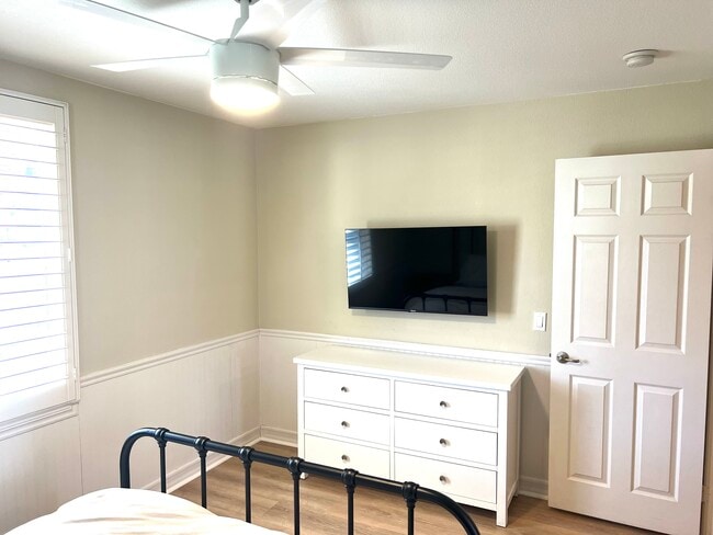 Secondary bedroom with queen bed - 10545 Zenor Ln