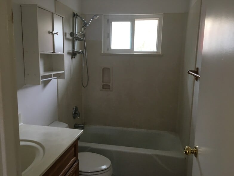 Bathroom - 1935 Pine St