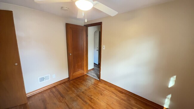 Building Photo - 904 Park Ave