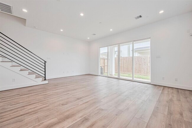 Building Photo - 3510 Hadley St